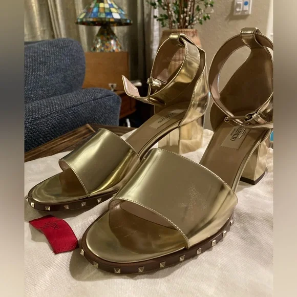 Valentino Garavani Nappa rockstud block heel slingback sandals in gold. - Picture 4 of 12